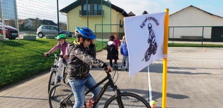 Predaja spretnostnega poligona učencem Osnovne šole Janeza Kuharja Razkrižje 4